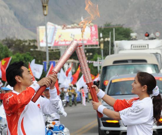 拉萨传递在布达拉宫结束 奥运史上首次圣火熔火