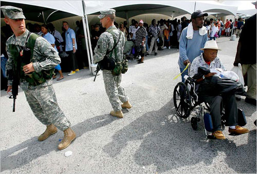 近两百万人弃家出逃 美国因飓风上演历史性大