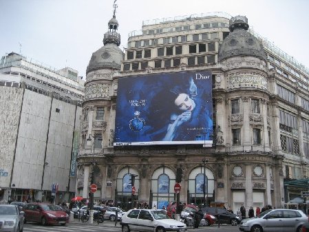 巴黎春天百货惊现爆炸物