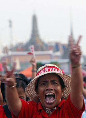 泰国“红衫军”再次走上街头示威 林明达出院
