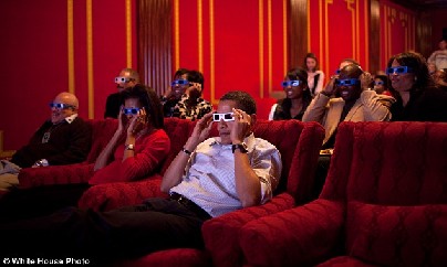 在白宫的家庭影院里,奥巴马和米歇尔戴上3d眼