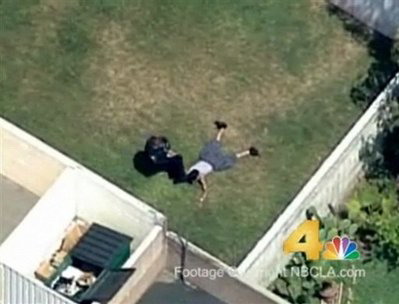 图：直升机拍下美洛杉矶警察对束手就擒嫌疑人施暴