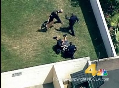 图：直升机拍下美洛杉矶警察对束手就擒嫌疑人施暴