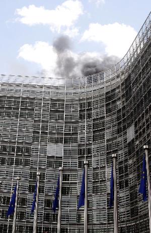 欧盟总部大楼发生火灾 数百人紧急撤离