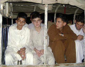 巴基斯坦80名师生遭绑架 军方采取行动解救全部人质