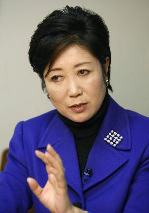 日“美女政客”小池百合子辞职 抗议新防卫大纲软化