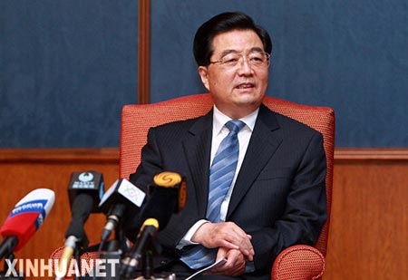 图：国家主席胡锦涛在莫斯科接受中外媒体联合采访