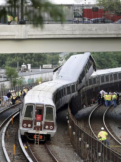 华盛顿地铁列车相撞 已致9死70余伤