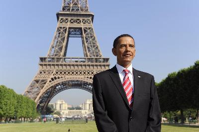奥巴马蜡像在巴黎埃菲尔铁塔前展出
