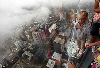 美国第一高楼打造透明观景台 游客如飘浮云端