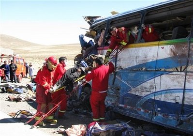图：秘鲁两客车迎头相撞 至少23人死亡50人受伤