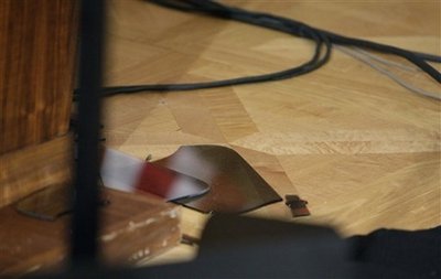 奥巴马演讲一半时台词提示器突然坠地险些砸脚