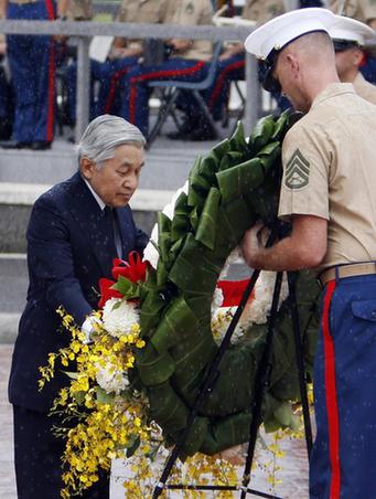 日本天皇参观美国二战公墓 希望日本不再犯错