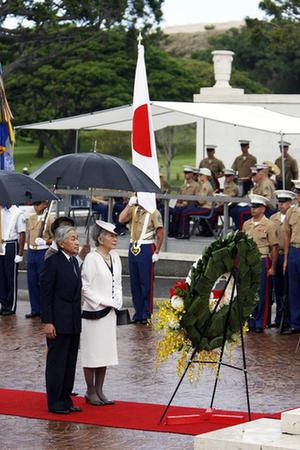 日本天皇参观美国二战公墓 希望日本不再犯错