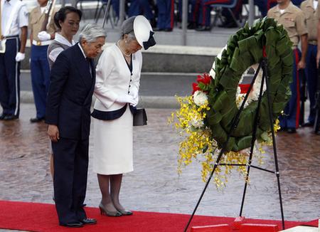 日本天皇参观美国二战公墓 希望日本不再犯错