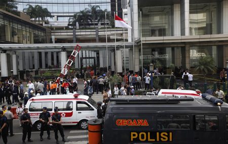 印尼两豪华酒店爆炸近60人伤亡 曼联取消雅加