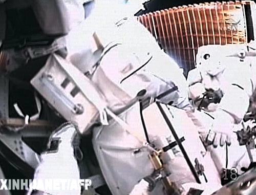 美国宇航员四走太空更换空间站电池