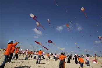 巴勒斯坦儿童加沙海滩破纪录 放飞数千风筝忘掉战争