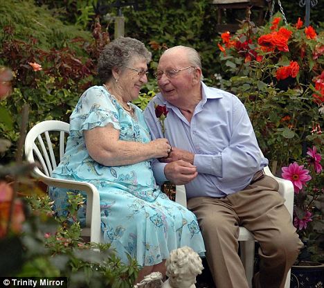 英国最浪漫丈夫诠释真爱 结婚60载每天送妻子玫瑰花
