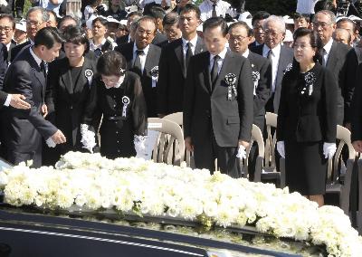 韩国前总统金大中国葬在国会庄严举行