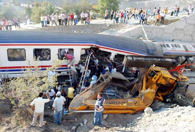 火车撞上停在铁轨挖掘机 土铁路再出事故致4死
