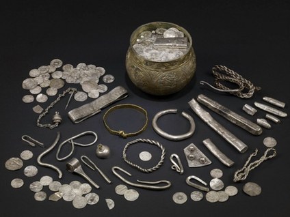 英父子寻得千年前维京宝藏 百万英镑被博物馆收购