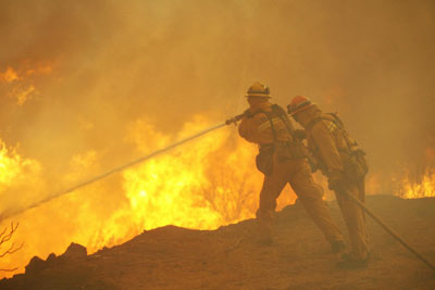 美加州森林大火失控 两名消防员救火途中出车祸殉职