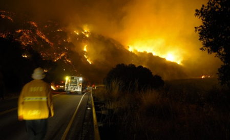 洛杉矶山火仍处失控状态 上万居民被迫撤离