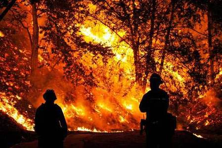 洛杉矶山火仍处失控状态 上万居民被迫撤离