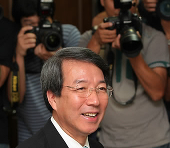 韩国内阁改组 经济学者郑云灿任总理