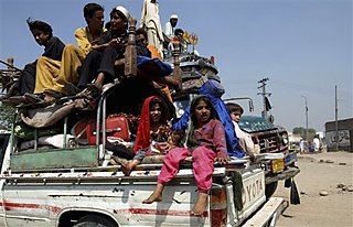 数千巴基斯坦西北部平民逃离家园躲避战火