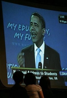 奥巴马在高中演讲 反对者校外冒雨抗议