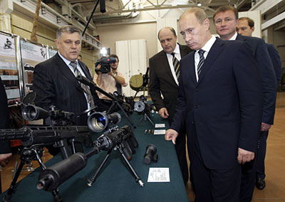 俄工人索要礼物 普京勉为其难赠以名表