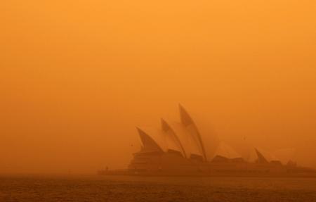 澳大利亚悉尼等地出现罕见沙尘暴