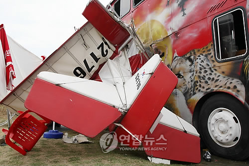 韩国小型飞机在首尔展会坠毁 1死12伤