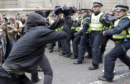 英警官涉嫌殴打G20伦敦峰会示威者遭指控