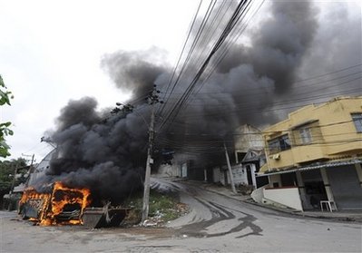 巴西警匪激战 一架警察直升机坠毁