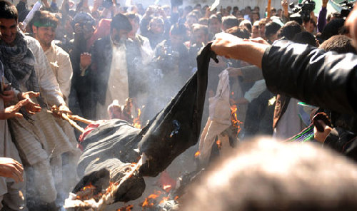 疑北约驻军亵渎古兰经 阿富汗学生焚奥巴马肖