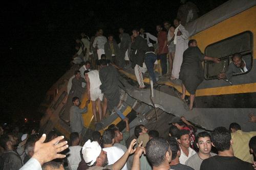 埃及火车相撞至少25人死亡55人受伤