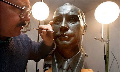 图：俄雕塑家制作普京铜像 将送施瓦辛格收藏