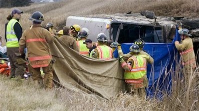 美州际公路发生严重翻车事故 造成2死21伤