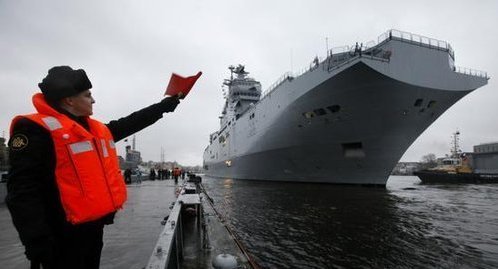 俄欲升级海军装备 法制两栖攻击舰抵达圣彼得堡