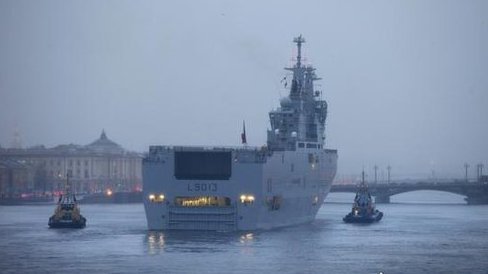 俄欲升级海军装备 法制两栖攻击舰抵达圣彼得堡