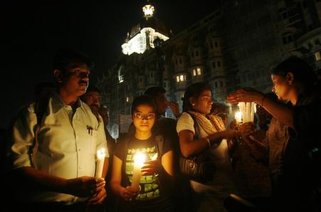 印度孟买袭击案一周年祭 民众点灯守夜（图）