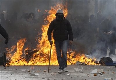 雅典青年示威发生冲突 警方拘捕160人