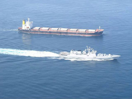 印度海军在亚丁湾挫败海盗袭击油轮企图