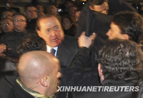 意大利总理贝卢斯科尼遭袭送医