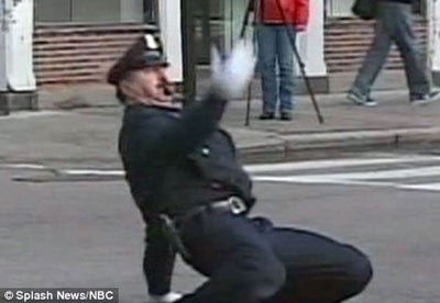 美国也有“最牛交警” 口哨伴奏舞动不止