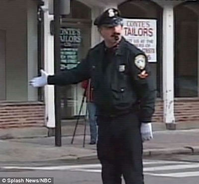 美国也有“最牛交警” 口哨伴奏舞动不止