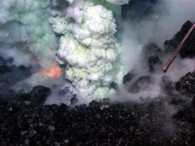 水下探测器拍摄到最深海底火山喷发奇景(图)